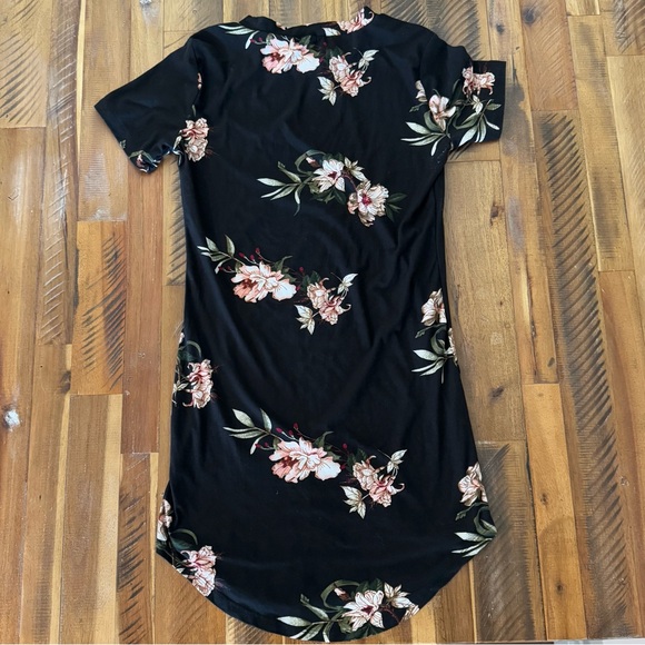 Black & Floral Short Sleeve Mini Dress - Picture 4 of 10